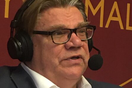 Timo Soini puhui uskosta ja EU:sta Radio Dein studiossa.