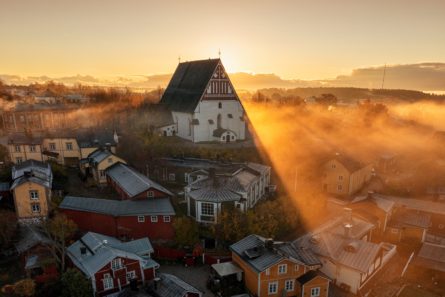 kirkon takaa loistaa auringonvalo