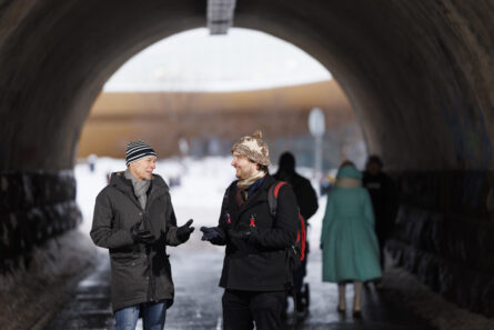 Kaksi miestä pipot päässä tunnelissa.