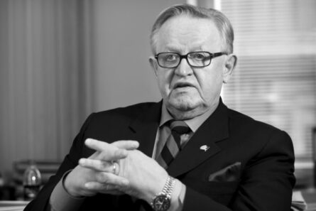 Martti Ahtisaari istuu kädet ristissä mustavalkoisessa kuvassa.