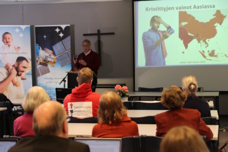 Ilkka Kastepohja kertoo Aasiasta Sansan vuosikokouksessa Hyvinkään seurakuntakeskuksessa.