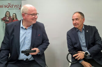 Eurovaaliehdokkaat Eero Heinäluoma ja Pekka Toveri tapasivat Radio Dein studiossa. Kuva: Kai Kortelainen