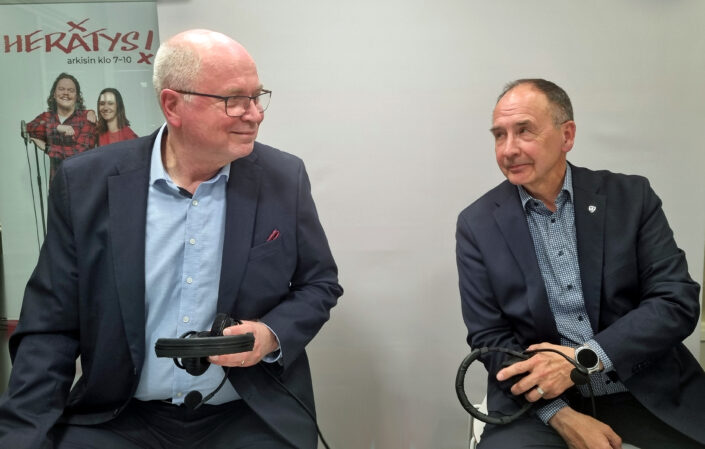 Eurovaaliehdokkaat Eero Heinäluoma ja Pekka Toveri tapasivat Radio Dein studiossa. Kuva: Kai Kortelainen