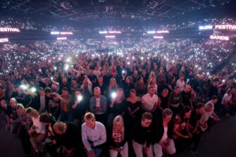 Kuva Tampereen Nokia Areenan yleisömassasta Glow Festivaleilla.