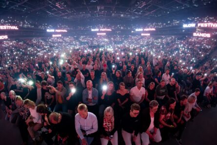 Kuva Tampereen Nokia Areenan yleisömassasta Glow Festivaleilla.