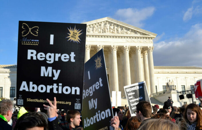 Ihmiset osoittavat mieltään aborttia vastaan.