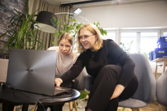 two_woman_looking_at_computer_Sara Makinen_Toini Seppala_kuva_Sofia_Ziessler-Korppi.jpg