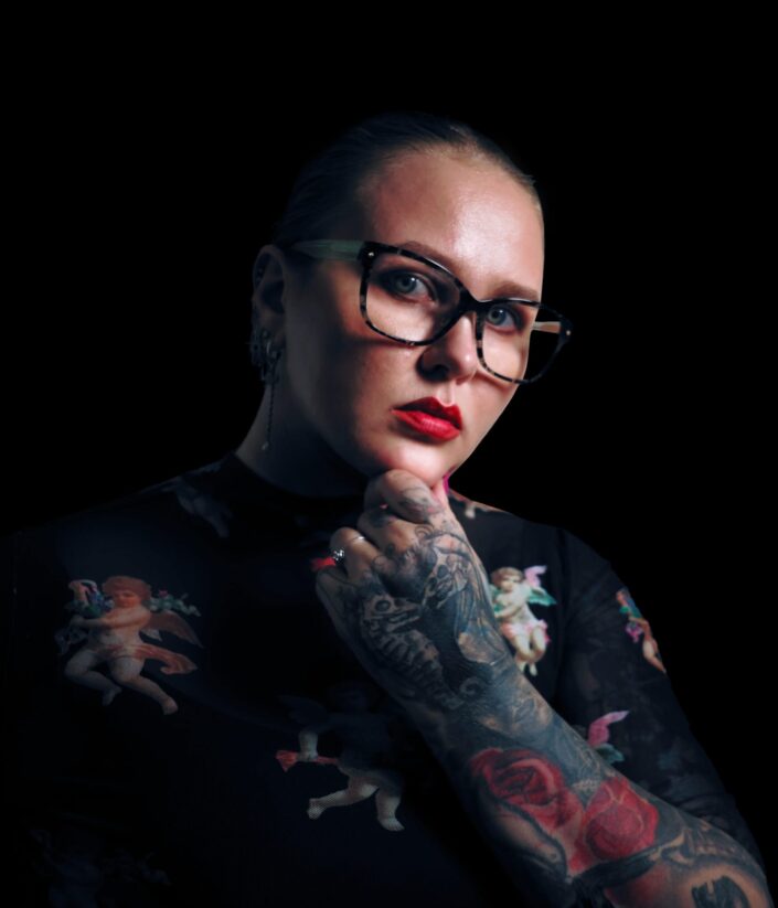 Maija Hagberg ja tatuoinnit käsissä.