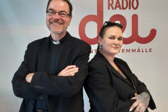 Mika Ebeling ja Maija Hagberg Radio Dein Viikon debatti -ohjelmassa.