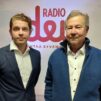 Heikki Vestman ja Esa Ylikoski seisovat Radio Dein logon edessä.