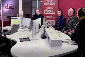 Radio Dein studiossa Kai Kortelainen, Jari Jolkkonen, Alec Neihum, Sami Vainio ja Emilia Karhu.