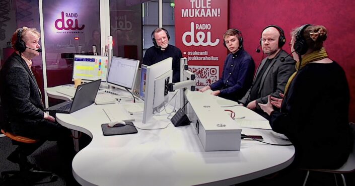 Radio Dein studiossa Kai Kortelainen, Jari Jolkkonen, Alec Neihum, Sami Vainio ja Emilia Karhu.