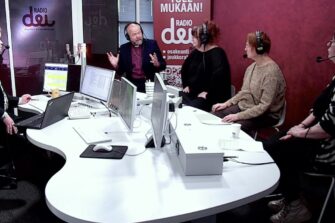 Radio Dein studiossa menossa Piispan kyselytunti.