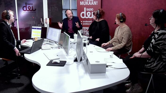 Radio Dein studiossa menossa Piispan kyselytunti.